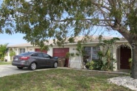 Duplex in Cape Coral, Florida 6 bedrooms, 215.9 sq.m. № 2206258