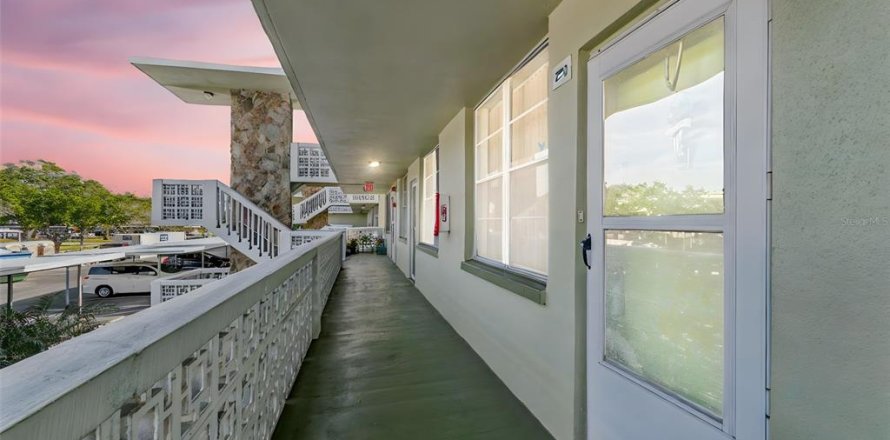Condominio en Saint Petersburg, Florida, 2 dormitorios № 2102832