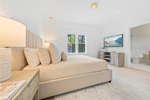 House in Miami, Florida 4 bedrooms, 304.72 sq.m. № 2069722 - photo 9