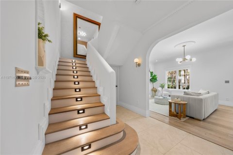 House in Miami, Florida 4 bedrooms, 304.72 sq.m. № 2069722 - photo 19