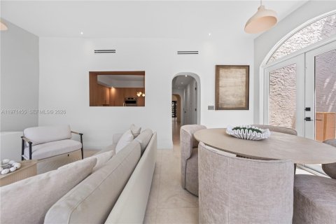 House in Miami, Florida 4 bedrooms, 304.72 sq.m. № 2069722 - photo 13