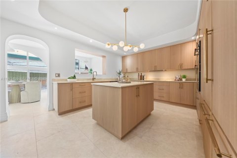 House in Miami, Florida 4 bedrooms, 304.72 sq.m. № 2069722 - photo 6