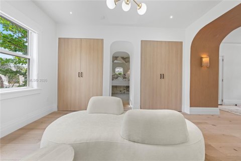 House in Miami, Florida 4 bedrooms, 304.72 sq.m. № 2069722 - photo 29