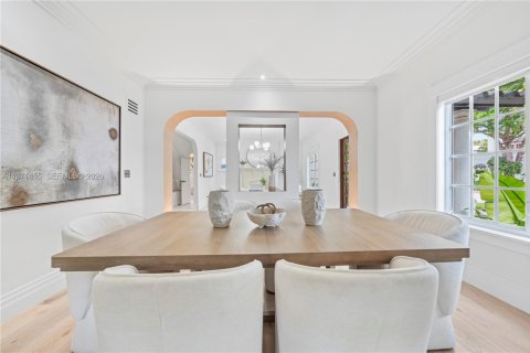 House in Miami, Florida 4 bedrooms, 304.72 sq.m. № 2069722 - photo 5
