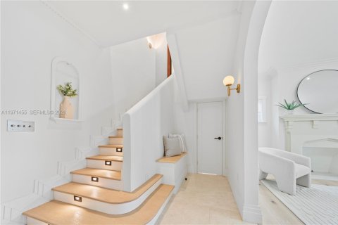 House in Miami, Florida 4 bedrooms, 304.72 sq.m. № 2069722 - photo 20
