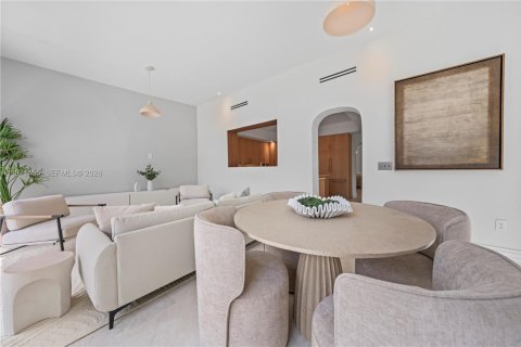 House in Miami, Florida 4 bedrooms, 304.72 sq.m. № 2069722 - photo 12