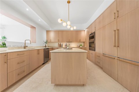 House in Miami, Florida 4 bedrooms, 304.72 sq.m. № 2069722 - photo 7