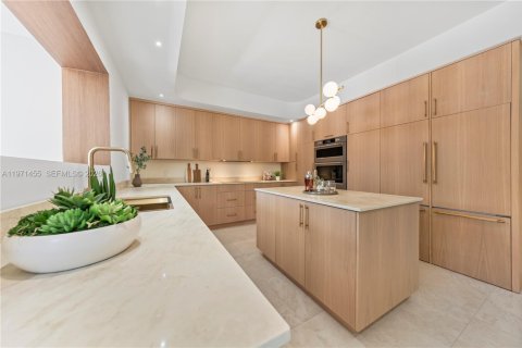 House in Miami, Florida 4 bedrooms, 304.72 sq.m. № 2069722 - photo 8