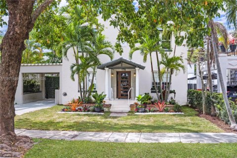 House in Miami, Florida 4 bedrooms, 304.72 sq.m. № 2069722