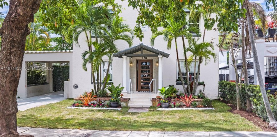 House in Miami, Florida 4 bedrooms, 304.72 sq.m. № 2069722