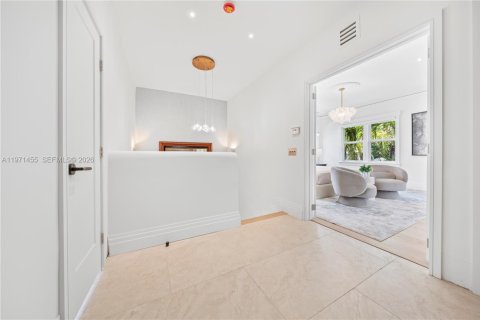 House in Miami, Florida 4 bedrooms, 304.72 sq.m. № 2069722 - photo 24