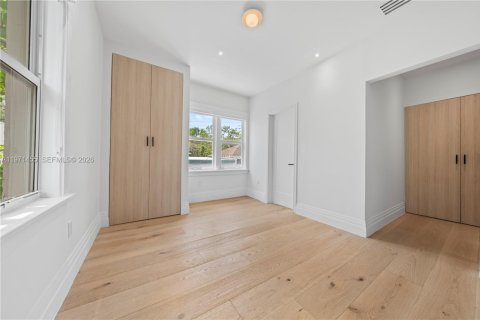 House in Miami, Florida 4 bedrooms, 304.72 sq.m. № 2069722 - photo 23