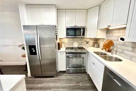 Condo in Boca Raton, Florida, 1 bedroom  № 1886526 - photo 1