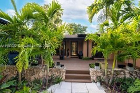 Снять в аренду виллу или дом в Норт-Майами, Флорида 3 спальни, 152.73м2, № 1966196 - фото 1