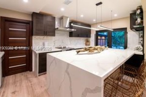 Снять в аренду виллу или дом в Норт-Майами, Флорида 3 спальни, 152.73м2, № 1966196 - фото 5