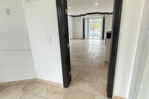 Купить коммерческую недвижимость в Майами-Бич, Флорида № 1989412 - фото 22