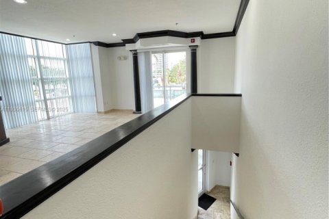 Купить коммерческую недвижимость в Майами-Бич, Флорида № 1989412 - фото 12