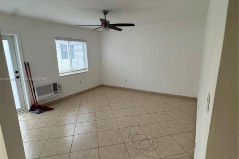 Снять в аренду виллу или дом в Холливуд, Флорида 1 спальня, 60.39м2, № 1932635 - фото 4