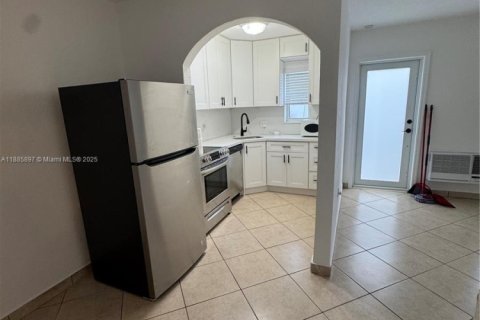 Снять в аренду виллу или дом в Холливуд, Флорида 1 спальня, 60.39м2, № 1932635 - фото 7