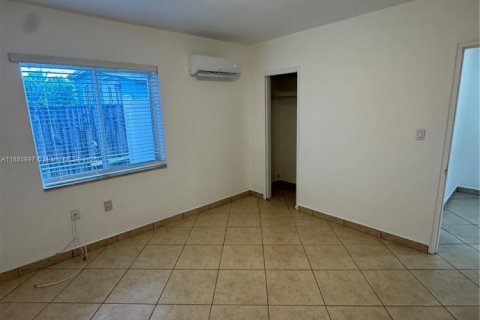 Снять в аренду виллу или дом в Холливуд, Флорида 1 спальня, 60.39м2, № 1932635 - фото 10