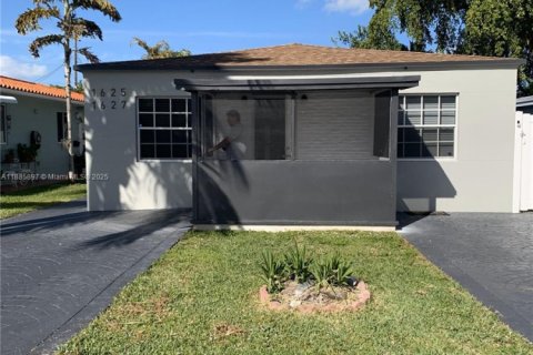 Снять в аренду виллу или дом в Холливуд, Флорида 1 спальня, 60.39м2, № 1932635 - фото 1