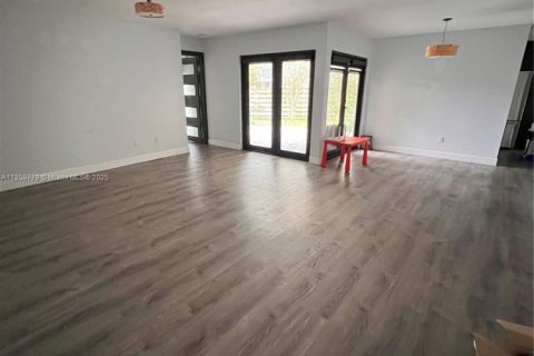 House in Miami, Florida 2 bedrooms, 116.03 sq.m. № 1889750 - photo 4