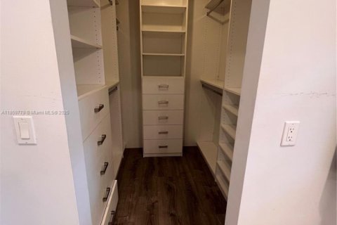 House in Miami, Florida 2 bedrooms, 116.03 sq.m. № 1889750 - photo 9