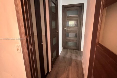 House in Miami, Florida 2 bedrooms, 116.03 sq.m. № 1889750 - photo 12
