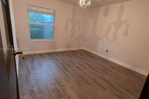 House in Miami, Florida 2 bedrooms, 116.03 sq.m. № 1889750 - photo 10