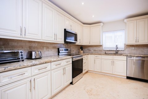 Villa ou maison à louer à Hollywood, Floride: 5 chambres, 194.35 m2 № 1979797 - photo 17