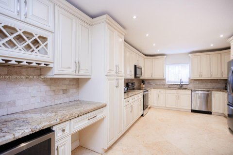 Villa ou maison à louer à Hollywood, Floride: 5 chambres, 194.35 m2 № 1979797 - photo 14