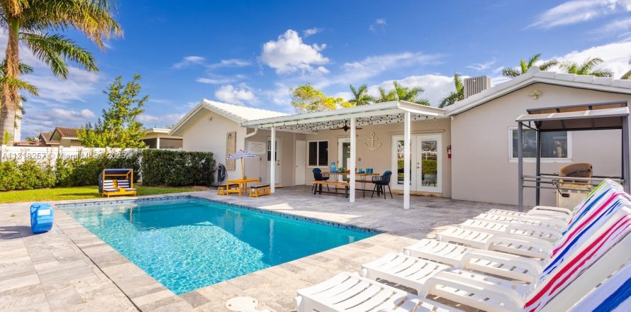 Villa ou maison à Hollywood, Floride 5 chambres, 194.35 m2 № 1979797