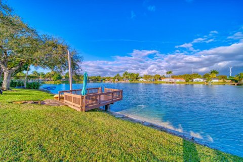 Дом в Майами, Флорида 4 спальни, 186.73м2 № 2005465