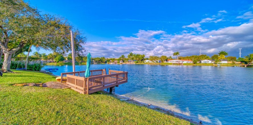 Дом в Майами, Флорида 4 спальни, 186.73м2 № 2005465