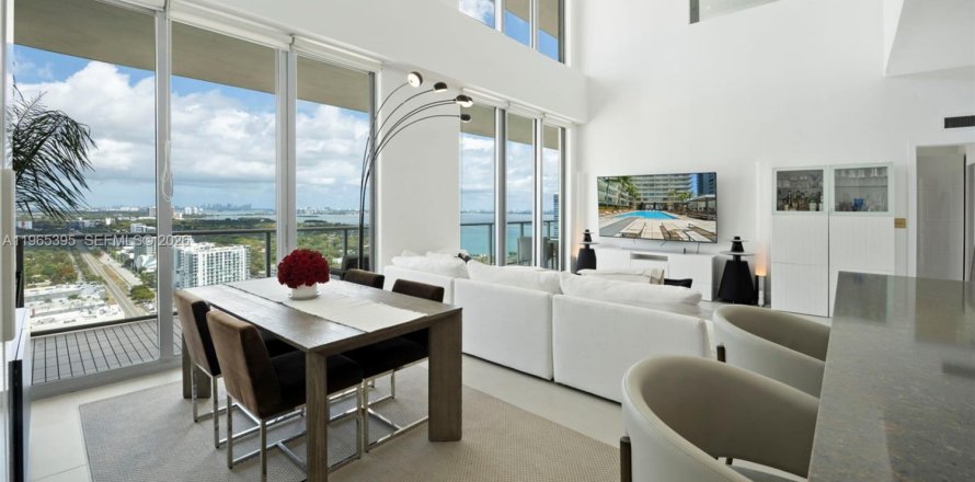 Кондоминиум с 2 спальнями в Майами, Флорида № 2031375