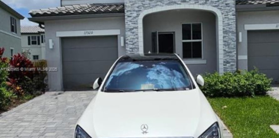 Townhouse in Coral Springs, Florida 3 bedrooms, 172.15 sq.m. № 1881540