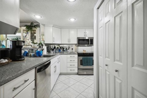 Condo in Port Richey, Florida, 2 bedrooms  № 1553991 - photo 11