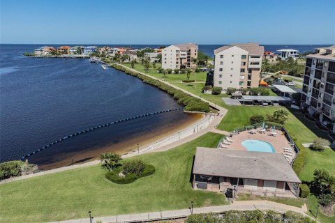 Condo in Port Richey, Florida, 2 bedrooms  № 1553991 - photo 1
