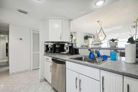 Condo in Port Richey, Florida, 2 bedrooms  № 1553991 - photo 15