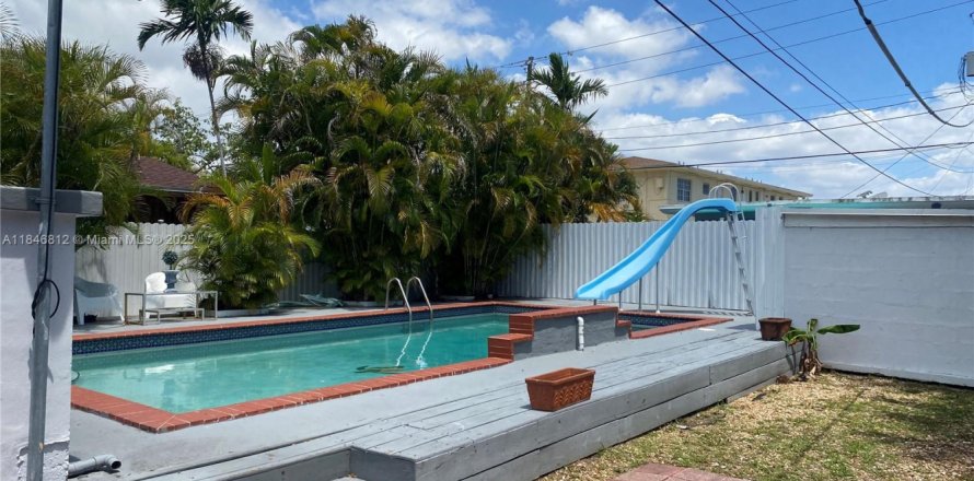 Villa ou maison à Miami, Floride 2 chambres, 109.62 m2 № 1850327