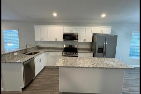 House in Winter Haven, Florida 3 bedrooms, 134.8 sq.m. № 2179802 - photo 2
