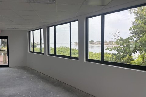 Снять в аренду коммерческую недвижимость в Энглвуд, Флорида № 2237609 - фото 3