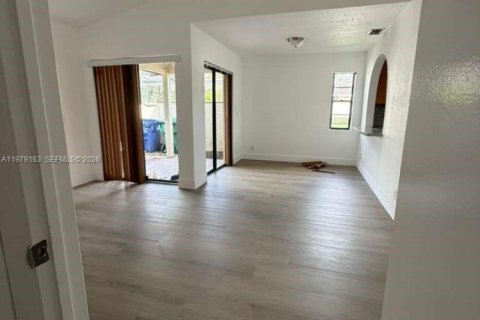 Снять в аренду таунхаус в Хайалиа, Флорида 2 спальни, 86.58м2, № 2044729 - фото 2