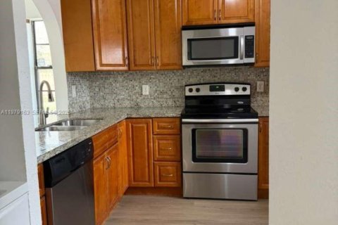 Снять в аренду таунхаус в Хайалиа, Флорида 2 спальни, 86.58м2, № 2044729 - фото 4