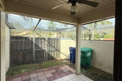 Снять в аренду таунхаус в Хайалиа, Флорида 2 спальни, 86.58м2, № 2044729 - фото 13