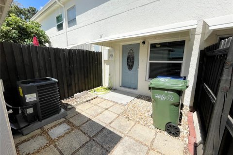 Townhouse in Tampa, Florida 2 bedrooms, 96.99 sq.m. № 1905141 - photo 3