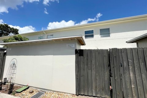 Townhouse in Tampa, Florida 2 bedrooms, 96.99 sq.m. № 1905141 - photo 2