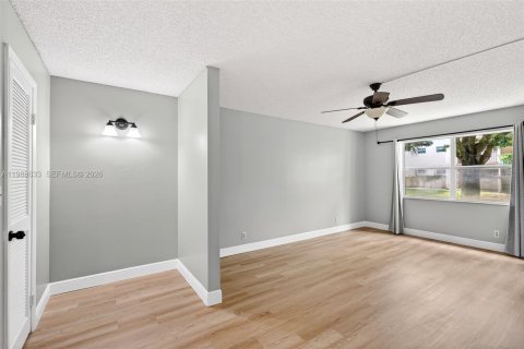 Condo in Davie, Florida, 2 bedrooms  № 2056142 - photo 15