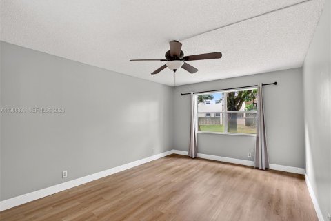 Condo in Davie, Florida, 2 bedrooms  № 2056142 - photo 16