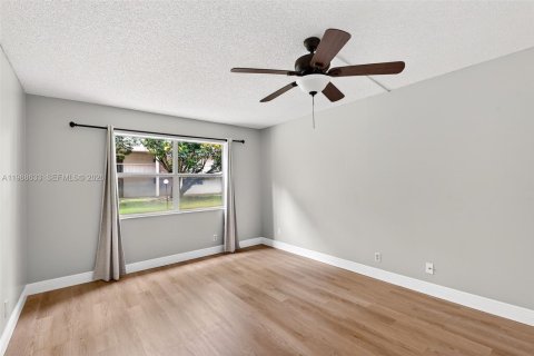 Condo in Davie, Florida, 2 bedrooms  № 2056142 - photo 17